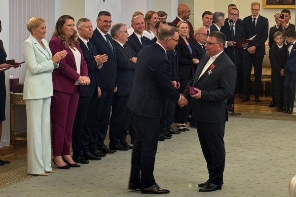 prezydent duda wręcza medal księdzu tyrale